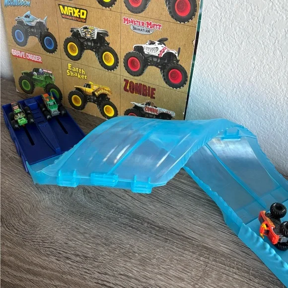 Monster Jam Mini Megalodon Race & Chomp Track - Picture 6 of 9